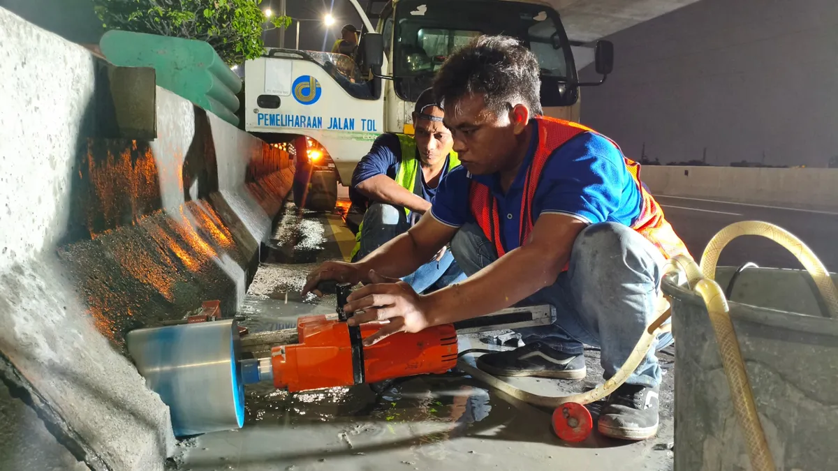 Modifikasi Saluran Pipa Drainase Ruas Harbour-Road Jalan Tol Ir. Wiyoto Wiyono, M.Sc.
