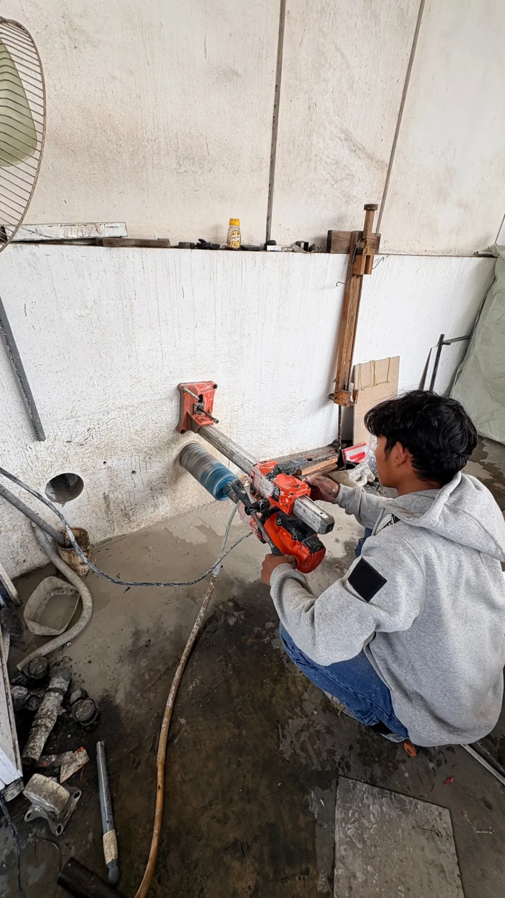 Pekerjaan Coring Lantai dan Dinding Untuk Instalasi Pipa Air Kotor dan Penambahan Struktur Baja